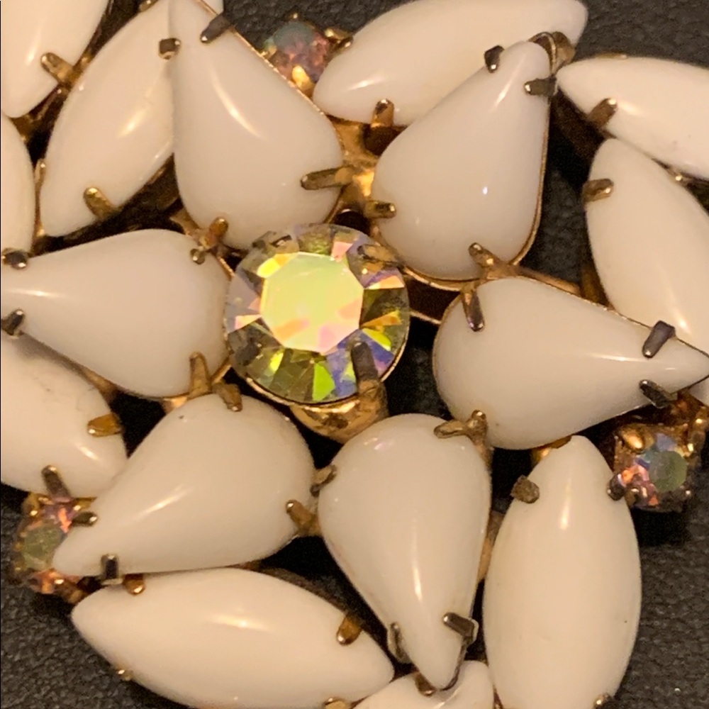 Milk Glass Brooch - Picture 2 of 4